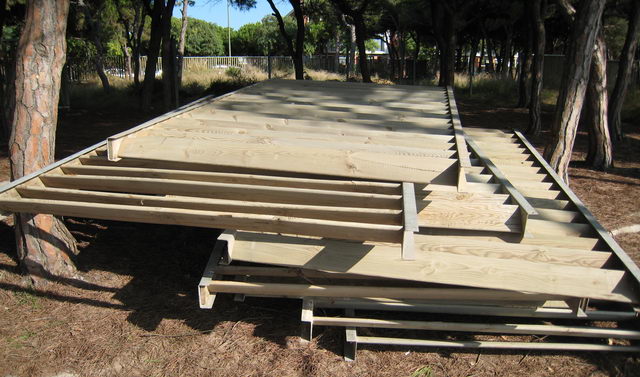 Noves tanques de la parcel&middot;la municipal del costat del parc infantil de Central Mar pendents de col&middot;locar (25 d'octubre de 2008)